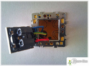 Branchement des fils d’alimentation sur une prise électrique