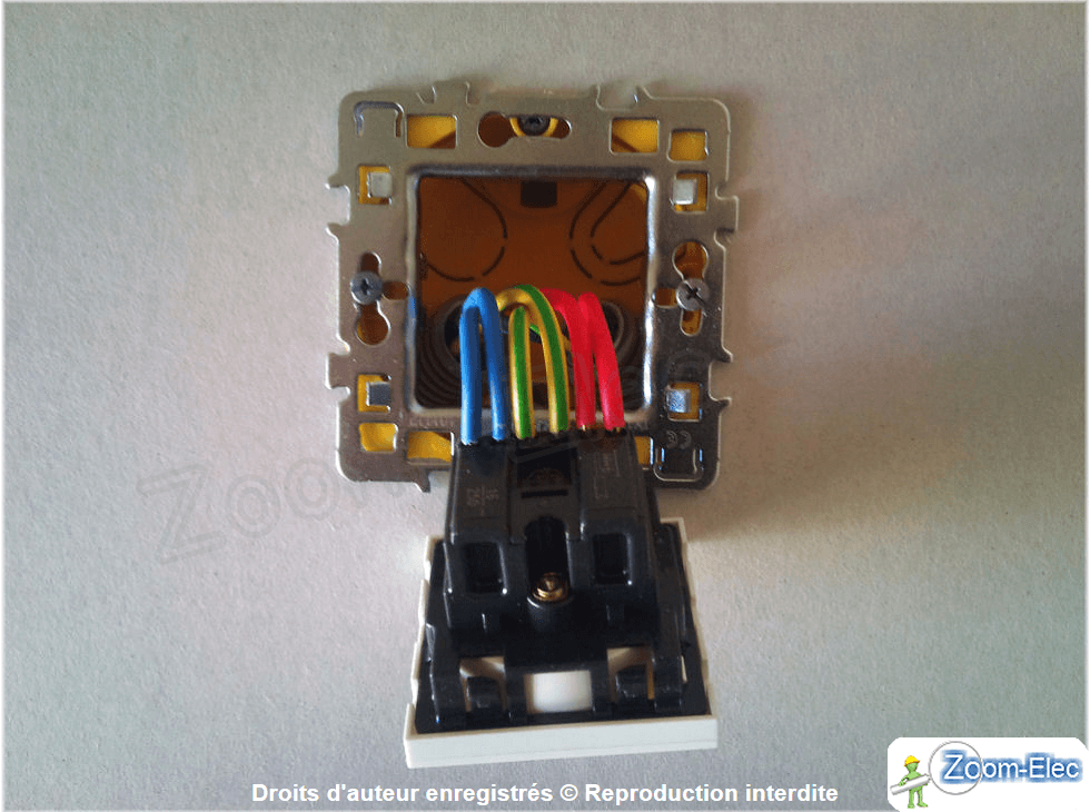 Branchement d’une prise électrique avec repiquage