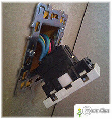 Raccordement des fils d’alimentation et de repiquage sur une prise électrique