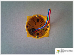 Fils d’alimentation d’une prise électrique avant branchement