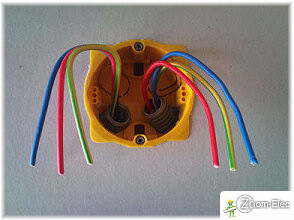 Fils d’alimentation et de repiquage avant branchement d’une prise électrique