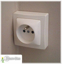 Étape de pose et de branchement d’une prise électrique en saillie