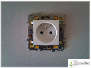 Fixation de la prise électrique après branchement