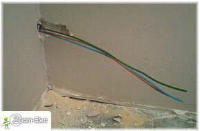 Étape de pose et de branchement d’une prise électrique en saillie