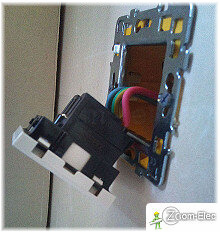 Prise électrique branchée