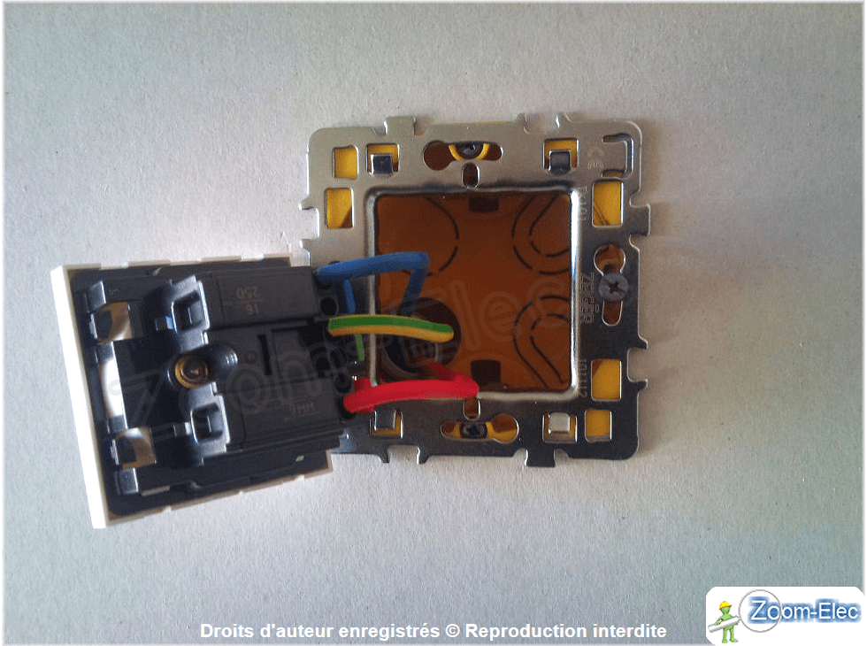 Montage d’une prise électrique branchée