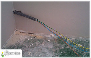 Étape de pose et de branchement d’une prise électrique en saillie