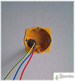 Mise à niveau d’un boîtier d’encastrement après suppression des bavures de papier dans la cloison