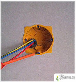 Fixation finale d’un boîtier d’encastrement par vissage du second étrier