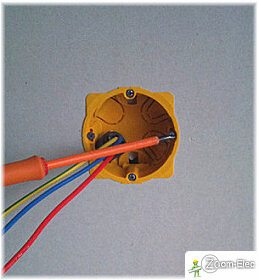 Dévissage de la première vis de fixation de l’appareillage du  boîtier d’encastrement