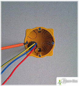 Dévissage de la seconde vis de fixation de l’appareillage du boîtier d’encastrement