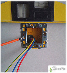 Positionnement et fixation du support d’appareillage sur le boîtier d’encastrement