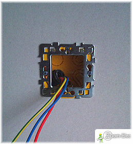 Serrage de la deuxième vis de fixation du support d'appareillage dans le boîtier encastré