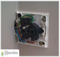 Étape de pose et de branchement d’une prise électrique en saillie